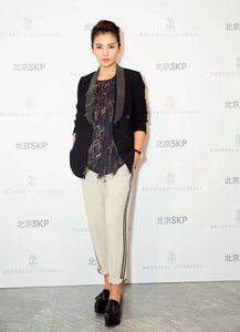 這位姑娘,你的衣服上 長(zhǎng)毛了 不過很好看,我也喜歡